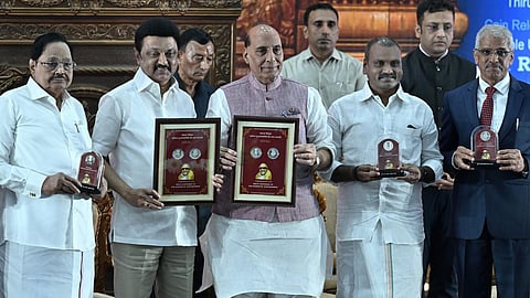 ‘தமிழ் வெல்லும்’ என்ற வாசகத்துடன் ரூ.100 மதிப்புள்ள கருணாநிதி நூற்றாண்டு நாணயம் வெளியீடு