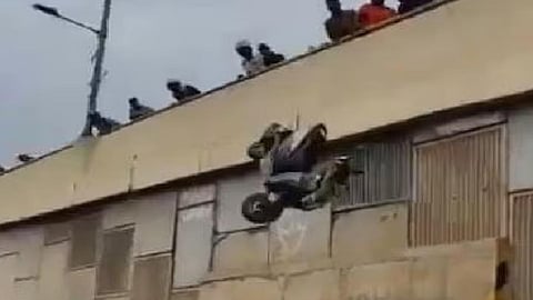 பெங்களூருவில் சாகசத்தில் ஈடுபட்ட இளைஞர்கள்: மேம்பாலத்தில் இருந்து ஸ்கூட்டர்களை கீழே தூக்கிப்போட்டு நொறுக்கிய பொதுமக்கள்