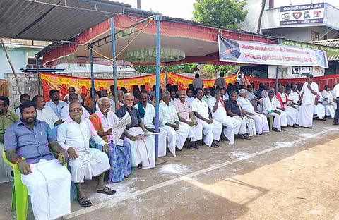  தஞ்சாவூர் மாவட்டம் ஒரத்தநாடு அருகே பாப்பா நாட்டில் இளம் பெண்ணுக்கு கூட்டு பாலியல் தொல்லை கொடுத்த வழக்கில் கைதானவர்களுக்கு உரிய தண்டனை வழங்க வேண்டும் என்பதை வலியுறுத்தி உண்ணாவிரத போராட்டத்தில் ஈடுபட்ட பொதுமக்கள் மற்றும் கடையடைப்பு நடத்திய வணிகர்கள்.