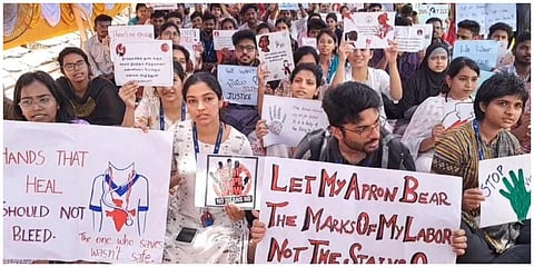 ஜிப்மர் மருத்துவமனையில் பயிற்சி மருத்துவர்கள் மற்றும் மருத்துவர்கள் பணியை புறக்கணித்து  4-ம் நாளாக போராட்டத்தில் ஈடுபட்டனர்