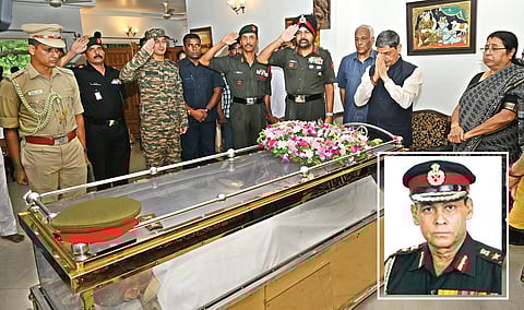 சென்னை அடையாறில் உள்ள வீட்டில், மறைந்த முன்னாள் ராணுவ தளபதி சுந்தரராஜன் பத்மநாபன் உடலுக்கு ஆளுநர் ஆர்.என்.ரவி மலர்வளையம் வைத்து அஞ்சலி செலுத்தினார்.