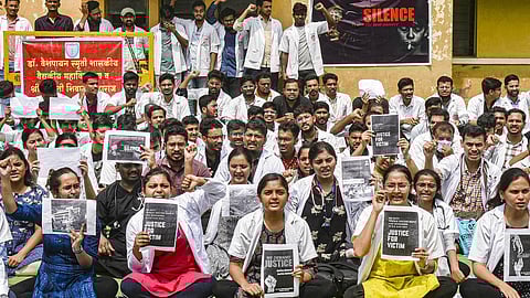 முதல்வர் மம்தா நடவடிக்கையில் திருப்தி இல்லை: கொல்லப்பட்ட பெண் மருத்துவரின் தந்தை கண்ணீர்