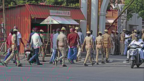 தேவையின்றி குண்டர் தடுப்பு சட்டத்தின்கீழ் போலீஸார் சிறையில் அடைப்பதால் பாதிக்கப்படும் நபர்களுக்கு இழப்பீடு? - அரசுக்கு நீதிமன்றம் கேள்வி