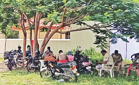 மாணவிக்கு தொல்லை கொடுத்த புகாரை தொடர்ந்து, பர்கூர் அருகே தனியார் பள்ளியில் நேற்று இரண்டாவது நாளாக பாதுகாப்புப் பணியில் ஈடுபட்ட போலீஸார்.