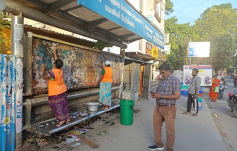 சென்னை மாநகராட்சி சார்பில் பேருந்து நிறுத்த நிழற்குடைகளை தூய்மைப்படுத்தும் பணியாளர்கள். 