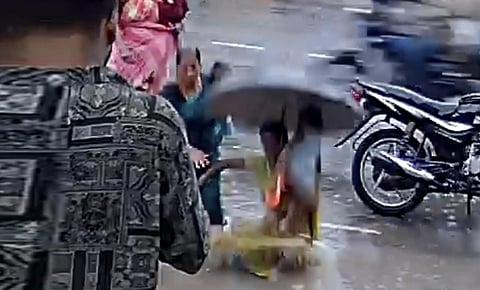 சாத்தூரில் மழைநீர் தேங்கும் சாலையோர பள்ளங்கள் - கைக்குழந்தைகளுடன் தவறி விழுந்த 3 பெண்களுக்கு காயம்