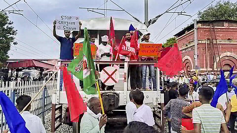 பிஹாரில் ஆரா மாவட்டத்தில் ரயில் மறியலில் ஈடுபட்ட பீம் சேனா அமைப்பினர்.