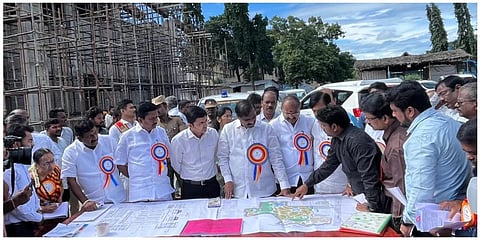 தமிழ்நாடு சட்டப்பேரவை உறுதி மொழிக்குழுவினர் கோவை காந்திபுரத்தில் உள்ள செம்மொழி பூங்கா கட்டுமான பணிகளை  ஆய்வு செய்தனர் |  படம்: ஜெ. மனோகரன் 