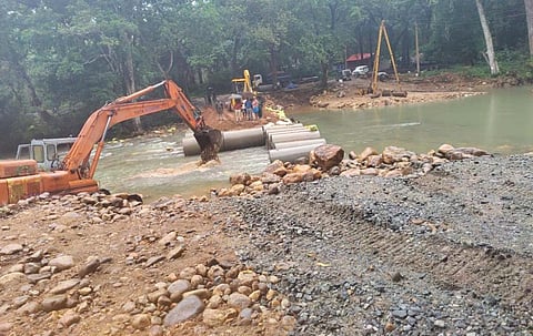 மோதிரமலை - குற்றியாறு வழித்தடத்தில் மாற்றுப்பாதை சீரமைக்கும் பணி தீவிரம்.