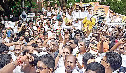 செபியின் தலைவரை பதவியிலிருந்து நீக்கக் கோரியும், சாதிவாரி கணக்கெடுப்பை நடத்த மத்திய அரசை வலியுறுத்தியும், சென்னை,
சாஸ்திரி பவன் எதிரில் தமிழ்நாடு காங்கிரஸ் கமிட்டி சார்பில் நேற்று நடைபெற்ற ஆர்ப்பாட்டம். | படம் : எ ஸ் . சத்தியசீலன் |