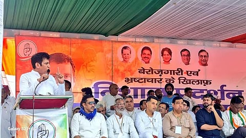 செபி தலைவர் பதவி விலக கோரி டெல்லி ஜந்தர் மந்தரில் காங்கிரஸ் கட்சி ஆர்ப்பாட்டம்