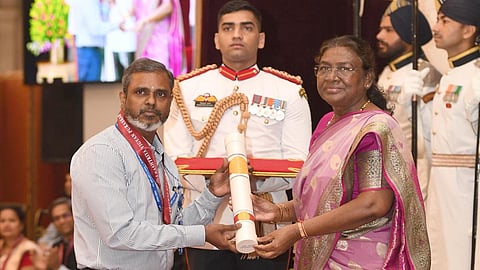 அறிவியல் துறையில் சாதனை படைத்தவர்களுக்கு ராஷ்ட்ரிய விஞ்ஞான் புரஸ்கார் விருதுகளை வழங்கினார் குடியரசுத் தலைவர் திரவுபதி முர்மு