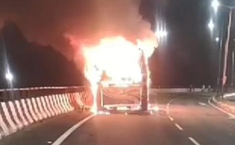 மன்னார்புரம் ரவுண்டானாவில் தீ பிடித்து எரிந்த தனியார் பேருந்து.