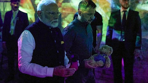 உக்ரைனில் போரில் உயிர்நீத்த குழந்தைகள் நினைவிடத்தில் பிரதமர் மோடி அஞ்சலி