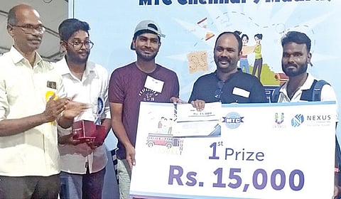 போட்டியில் வெற்றி பெற்ற அணிக்கு எம்டிசி மேலாண் இயக்குநர் ஆல்பி ஜான் வர்கீஸ் பரிசு வழங்கினார். உடன் இணை மேலாண் இயக்குநர் செ.நடராஜன் உள்ளிட்டோர்.