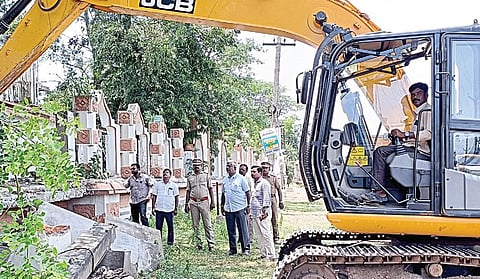ஈஞ்சம்பாக்கம் பகுதியில் விஜிபி கோல்டன் பீச் ரெசார்ட் மற்றும் விஜிபி ஹவுசிங் நிறுவனம் ஆகியவை ஆக்கிரமித்திருந்த இடங்களை மீட்கும் நடவடிக்கையில் ஈடுபட்ட நெடுஞ்சாலைத்துறை அதிகாரிகள்.