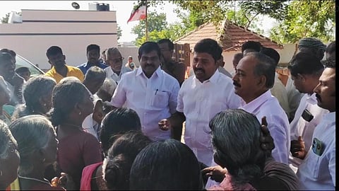 தன்னை சூழ்ந்துக் கொண்டு கேள்வி எழுப்பிய மக்களிடம் விளக்கம் அளிக்கிறார் பெரம்பலூர் எம்பி அருண்நேரு.