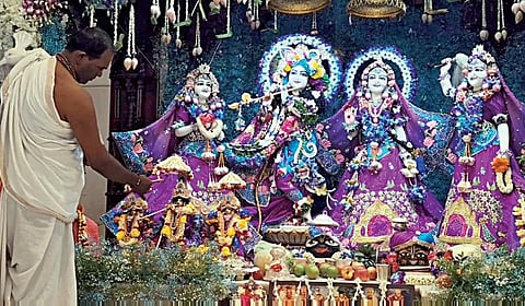 சிறப்பு அலங்காரத்தில் ராதை, லலிதா, விசாகா உடன் காட்சியளித்த கிருஷ்ணருக்கு ஆரத்தி நடைபெற்றது.