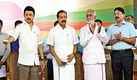 கொளத்தூர் வண்ண மீன்கள் வர்த்தக மையம் தொடக்க விழா, ரூ.115 கோடியில் 6 புதிய திட்டப் பணிகளுக்கு அடிக்கல் நாட்டு விழா, ரூ.5.22
கோடியில் 4 முடிவுற்ற பணிகள் திறப்பு விழா முதல்வர் மு.க.ஸ்டாலின் தலைமையில் நடைபெற்றது. அமைச்சர்கள் அனிதா ஆர்.ராதா கிருஷ்ணன்,
பொன்முடி, பி.கே .சேகர்பாபு, கே .என்.நேரு, தயாநிதி மாறன் எம்.பி. மற்றும் மேயர் ஆர்.பிரியா ஆகியோர் பங்கேற்றனர். | படங்கள்: ம.பிரபு |