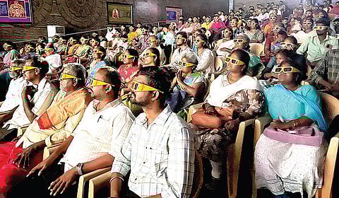 பழநியில் முத்தமிழ் முருகன் மாநாடு கண்காட்சி 3-டி திரையரங்கில் முருகன் பாடலை பார்த்து ரசித்த மக்கள். | படம்: ஆ.நல்லசிவன் |