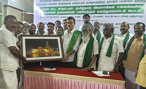 தஞ்சாவூரில் இன்று கர்நாடக - தமிழக விவசாயிகள் கலந்தாலோசனை கூட்டம் நடைபெற்ற போது கர்நாடக விவசாயிகள் சங்கத் தலைவர் குறுபுறு சாந்தகுமார் பேசினார். உடன் தமிழக விவசாயிகள் பி.ஆர்.பாண்டியன், அய்யாக்கண்ணு மற்றும் பலர் உள்ளனர். படங்கள்: ஆர்.வெங்கடேஷ்.