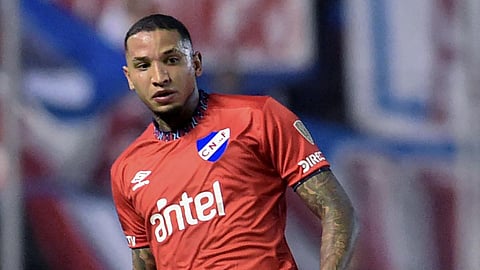 களத்தில் சரிந்து விழுந்த உருகுவே கால்பந்து வீரர்: மருத்துவமனையில் உயிரிழப்பு