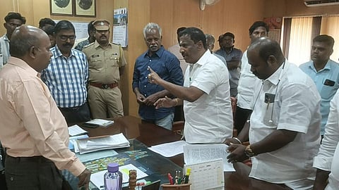 மின்கட்டணம் உயர்வு: புதுச்சேரி தலைமை பொறியாளரிடம் எம்எல்ஏ நேரு கடும் வாக்குவாதம்