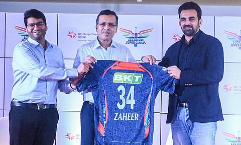 கொல்கத்தாவில் ஜாகீர் கானுக்கு லக்னோ சூப்பர் ஜெயண்ட்ஸ் அணியின் ஜெர்ஸி வழங்கப்பட்டது.