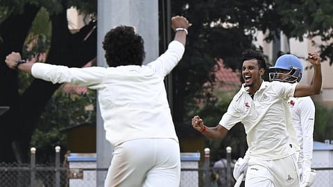 விக்கெட் வீழ்த்தியதை கொண்டாடும் அஜித் ராம்