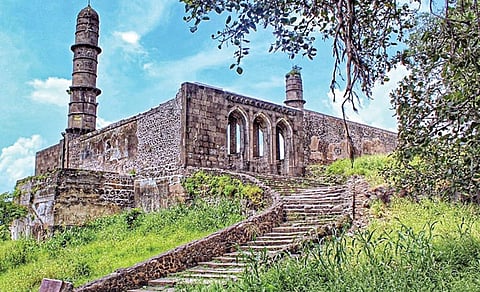 புர்ஹான்பூர் கோட்டை வளாகத்தில் உள்ள அரண்மனை.