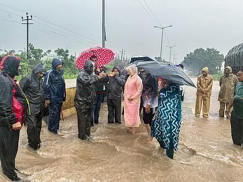 ஜாம்நகரில் ஏற்பட்ட வெள்ளப் பெருக்கை அடுத்து மேற்கொள்ளப்பட்டுள்ள மீட்பு மற்றும் நிவாரணப் பணிகள் குறித்து ஆய்வு செய்த ஜாம்நகர் தொகுதி பாஜக எம்பி பூனம்பென் மாதம்