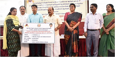 கோவை யில் தொழில்முனைவோருக்கு கடனுதவி வழங்கல் மற்றும் உலக முதலீட்டாளர்கள் மாநாட்டில் புரிந்துணர்வு ஒப்பந்தம் செய்த நிறுவனத்தினருடன் கலந்துரையாடல் கூட்டம்  நடந்தது  | படம்: ஜெ.மனோகரன்