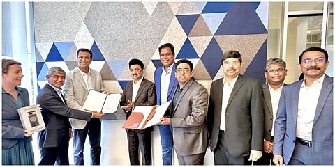 தமிழக முதல்வர் முன்னிலையில், கூகுள் நிறுவனமும், தமிழ்நாடு தொழில் வழிகாட்டி நிறுவனமும் இணைந்து தமிழகத்தில்  ஏஐ ஆய்வகங்களை நிறுவுவது குறித்து புரிந்துணர்வு ஒப்பந்தம் மேற்கொள்ளப்பட்டது.