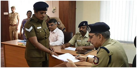 கோவை மாவட்ட காவல் கண்காணிப்பாளர் அலுவலகத்தில் நடந்த முகாமில் போலீஸாரிடம் மனுக்களை பெற்றுக் கொண்ட டிஜிபி சங்கர் ஜிவால்  |  படம்: ஜெ.மனோகரன்