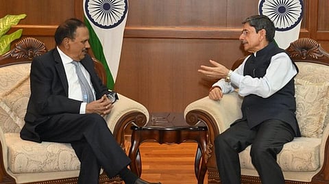 தமிழக ஆளுநர் ஆர்.என்.ரவியுடன் தேசிய பாதுகாப்பு ஆலோசகர் அஜித் தோவல் சந்திப்பு: பாதுகாப்பு விவகாரங்கள் குறித்து ஆலோசனை