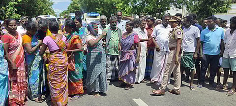 மாசிலாமணி குடும்பத்துக்கு இழப்பீடு வழங்க வலியுறுத்தி மறியல் போராட்டத்தில் ஈடுபட்ட உறவினர்கள்