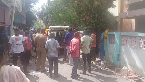 அரியமங்கலம், கீழஅம்பிகாபுரத்தில் மர்மமான முறையில் உயிரிழந்த பிளஸ் 1 மாணவியின் உடலை கைப்பற்றி பிரதேபரிசோதனைக்கு அனுப்புவதற்காக வந்த போலீஸாரிடம், வாக்குவாதத்தில் ஈடுபட்ட மாணவியின் உறவினரகள்.