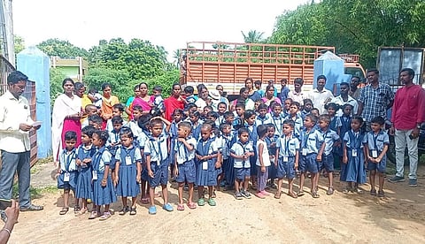 புதுச்சேரி | அரசுப் பள்ளியில் ஆசிரியர் இல்லை: குழந்தைகளை வீட்டுக்கு அழைத்துச் சென்ற பெற்றோர்