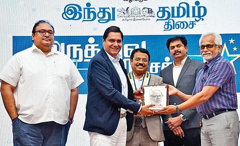 மருத்துவர்களைப் பாராட்டி கவுரவிக்கும் வகையில் ‘டெட்டால் பநேகா ஸ்வஸ்த் இந்தியா’ வழங்கும் ‘இந்து தமிழ் திசை-மருத்துவ நட்சத்திரம் 2024’ விருதுகள் வழங்கும் விழா மதுரை தமிழ்நாடு தொழில் வர்த்தக சங்க அரங்கில் நடைபெற்றது. இதில் சிறப்பு விருந்தினராக பங்கேற்ற ரெக்கிட் நிறுவன வெளி விவகாரங்கள் மற்றும் கூட்டாண்மை இயக்குநர் ரவி பட்னாகருக்கு, ‘இந்து தமிழ் திசை’ தலைமை செயல் அதிகாரி சங்கர்  வி.சுப்பிரமணியம் நினைவு பரிசு வழங்கினார். உடன் இந்திய மருத்துவ சங்கத்தின் தமிழக தலைவர் டாக்டர் கே.எம்.அபுல்ஹசன், செயலாளர் எஸ்.கார்த்திக் பிரபு, பொருளாளர் எஸ்.கவுரிசங்கர்.  படங்கள்: எஸ்.கிருஷ்ணமூர்த்தி