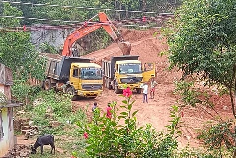 கல்பாலம் பகுதியில் இருந்து டாரஸ் லாரிகளில் கடத்தப்படும் கனிமவளங்கள்.