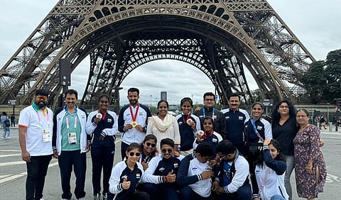 பாரிஸ் பாராலிம்பிக் தொடரில் பதக்கம் வென்று சாதித்த இந்திய வீரர், வீராங்கனைகளை பாஜக தேசிய மகளிரணி தலைவி வானதி சீனிவாசன் நேரில் சந்தித்து வாழ்த்து தெரிவித்தார். பாரிஸ் நகரின் ஈபிள் டவர் முன் அவர்களுடன் நினைவு புகைப்படம் எடுத்துக்கொண்டார். 
