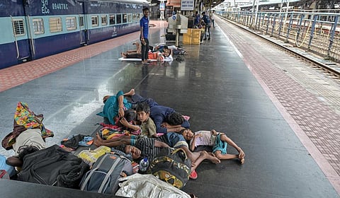 ஆந்திராவில் தொடரும் கனமழையால் 4-வது நாளாக ரயில்களின் சேவை பாதிப்பு: பயணிகள் கடும் அவதி