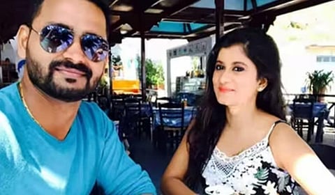 பணிப்பெண்ணை துன்புறுத்தியதாக வழக்கு: பல்லாவரம் திமுக எம்எல்ஏ-வின் மகன், மருமகள் மீது குற்றச்சாட்டு பதிவு