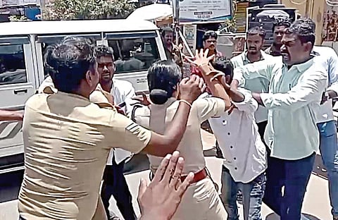 அருப்புக்கோட்டையில் சாலை மறியலைத் தடுக்க முயன்ற டிஎஸ்பி மீது நடத்தப்பட்ட தாக்குதல்.