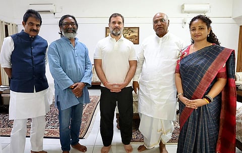 ஜார்க்கண்ட் முதல்வர் ஹேமந்த் சோரன் மற்றும் அவரது மனைவி கல்பனா சோரன்  டெல்லியில் நேற்று மக்களவை எதிர்க்கட்சி தலைவர் ராகுல்காந்தி, காங்கிரஸ் தேசிய தலைவர் மல்லிகார்ஜுன் கார்கே, கே.சி.வேணுகோபால்  எம்.பி. ஆகியோரை  சந்தித்துப் பேச்சுவார்த்தை நடத்தினர். படம்: பிடிஐ