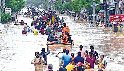 ஆந்திரா, தெலங்கானாவில் கனமழை தொடரும் என ‘ஆரஞ்சு’ எச்சரிக்கை: ஹெலிகாப்டரில் உணவு, மருந்து விநியோகம்