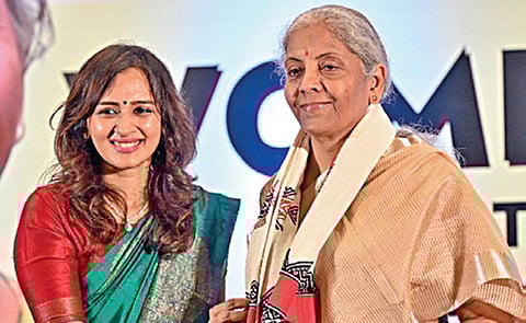 மத்திய நிதியமைச்சர் நிர்மலா சீதாராமனுடன் இந்திய தொழில் மற்றும் வர்த்தக கூட்டமைப்பின் சென்னை மகளிர் பிரிவு தலைவர் திவ்யா அபிஷேக்.படம்: எஸ்.சத்தியசீலன்