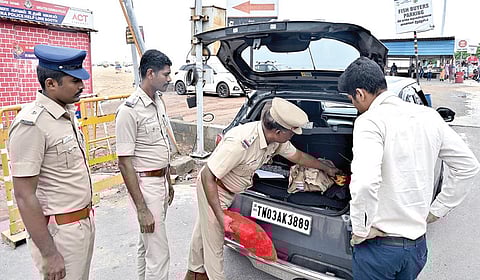 தமிழக கடலோர மாவட்டங்களில் ‘சாகர் கவச்’ எனும் 2 நாள் பாதுகாப்பு ஒத்திகை நேற்று தொடங்கியது. சென்னை மெரினா கலங்கரை விளக்கம் மேலிருந்து தொலை நோக்கி மூலம் கண்காணிப்பு பணியில் ஈடுபட்ட போலீஸார். | படங்கள்: எஸ்.சத்தியசீலன் |