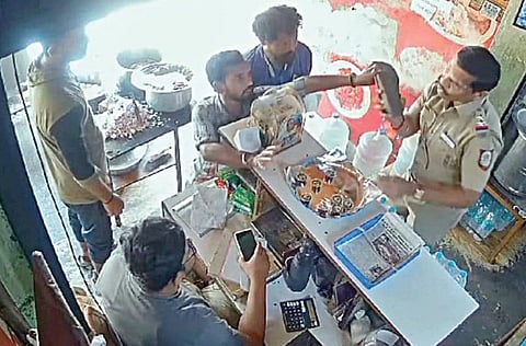 தருமபுரி அரசு மருத்துவமனை எதிரில் செயல்படும் ஓட்டலில் தகராறில்ஈடுபட்டு, உரிமையாளரை காலணியை  கழற்றி அடிக்க முயன்ற காவல் சிறப்பு உதவி ஆய்வாளர் காவேரி.