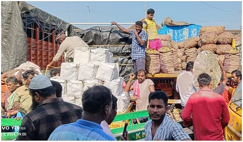 கோயம்பேட்டில் விநாயகர் சதுர்த்தி சிறப்புச் சந்தை திறக்காததால் நுழைவு வாயிலிலேயே விற்பனை